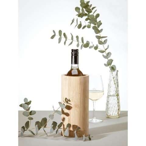 WoW! Wine cooler made from FSC 100% certified bamboo with an insulating cork inner wall. These natural materials keep a bottle of wine at a consistent temperature. A product with a fantastic appearance. Bamboo is a natural material. As a result, the colour may vary per product. Each item is supplied in an individual brown cardboard box.