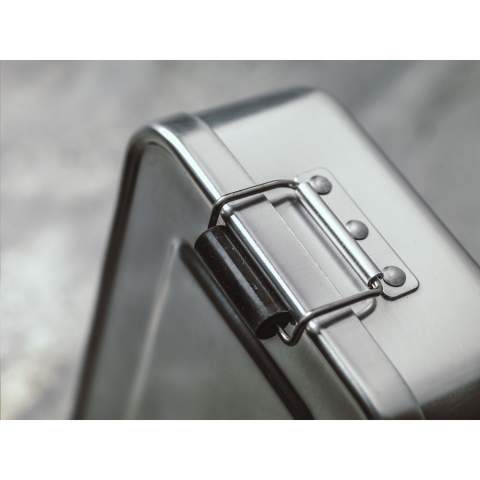 Aluminium lunchbox with a striking retro design. Easy to close with 2 clamps. Not dishwasher-safe.