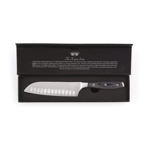 Santoku knife made of X50CrMoV15 German steel with a Pakkawood handle. The easy-grip handle and superb balance in the blade makes the knife comfortable and easy to work with. Size: 14 cm blade.