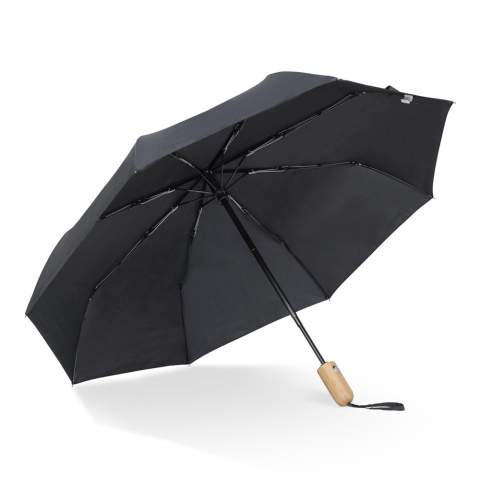Parapluie en R-PET avec manche en bois véritable et au design emblématique. Sa monture en fibre de verre lui donne une excellente résistance au vent. Il s'ouvre automatiquement d'une simple pression sur le bouton. Le matériau chiné donne à ce parapluie un aspect luxueux. (couleur unie noire).