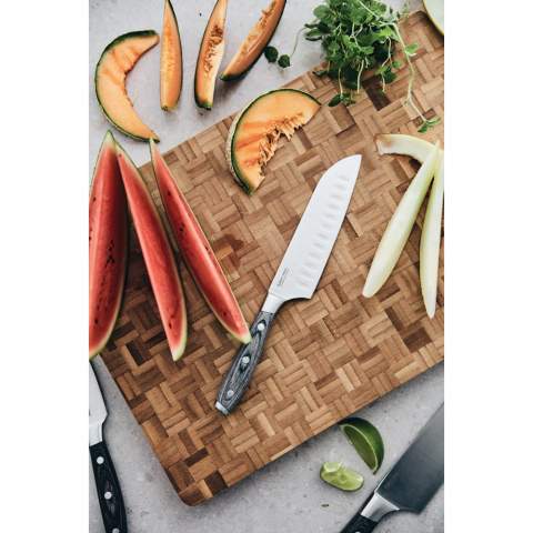 Dit Santokumes (14 cm lemmet) voor het snijden van vlees, is vervaardigd van Duits X50CrMoV15 staal en het handvat is gemaakt van pakkahout. De goede vormgeving van het gehele mes zorgt ervoor dat het prettig aanvoelt en eenvoudig is in gebruik.