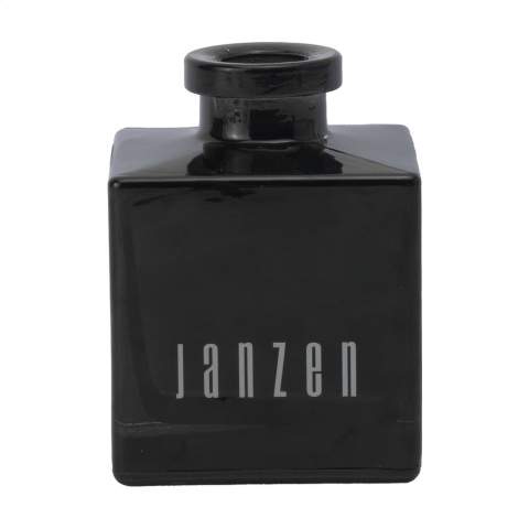 Geurstokjes van het merk Janzen, in de geur Skin 90. Via de speciale houten stokjes krijgt je favoriete parfum de kans zich te verspreiden door het huis. Geschikt voor elke gewenste kamer: van slaapkamer tot toilet, van kantoor tot keuken. Bepaal met het aantal stokjes zelf de geurintensiteit. Opgewekt en vrolijk, dat is Skin 90. De kersenbloesem heeft in Japan een haast heilige status. Met haar lichtroze blaadjes en aangename geur is de boom een waar feest voor de zintuigen. Het subtiele van de kersenbloesem wordt in dit parfum afgewisseld met het frisse van de lelie en het krachtige van de tonkaboon. Dit flacon van glas is gevuld met 200 ml parfumolie en wordt geleverd inclusief  stokjes. Per set in een geschenkdoos. Per set in doos.