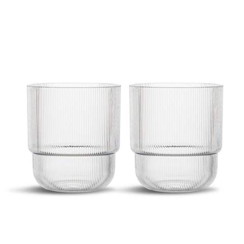 Le verre à eau Billi a un design caractéristique unique qui représente Sagaform de manière évidente. Avec son bol arrondi orné de rayures et son pied bas, ce verre à eau est à la fois beau et fonctionnel. Sa forme pratique, empilable et bien pensée en fait un verre parfait pour de nombreuses occasions. Fabriqué en PET recyclé (rPET). Chaque paquet contient deux verres à eau de Sagaform, le cadeau idéal pour quelqu'un qui a déjà tout. Conçu en Suède par Studio Sagaform. La gamme Billi est adaptée à des températures allant jusqu'à 50°C. Lavage à la main uniquement. Taille ø8,5x9,5 cm, 40 cl.