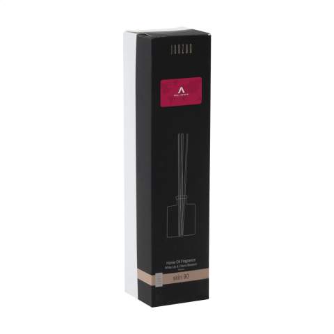 Geurstokjes van het merk Janzen, in de geur Skin 90. Via de speciale houten stokjes krijgt je favoriete parfum de kans zich te verspreiden door het huis. Geschikt voor elke gewenste kamer: van slaapkamer tot toilet, van kantoor tot keuken. Bepaal met het aantal stokjes zelf de geurintensiteit. Opgewekt en vrolijk, dat is Skin 90. De kersenbloesem heeft in Japan een haast heilige status. Met haar lichtroze blaadjes en aangename geur is de boom een waar feest voor de zintuigen. Het subtiele van de kersenbloesem wordt in dit parfum afgewisseld met het frisse van de lelie en het krachtige van de tonkaboon. Dit flacon van glas is gevuld met 200 ml parfumolie en wordt geleverd inclusief  stokjes. Per set in een geschenkdoos. Per set in doos.