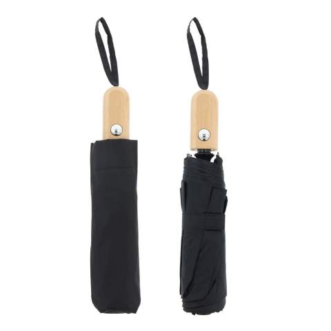 Parapluie en R-PET avec manche en bois véritable et au design emblématique. Sa monture en fibre de verre lui donne une excellente résistance au vent. Il s'ouvre automatiquement d'une simple pression sur le bouton. Le matériau chiné donne à ce parapluie un aspect luxueux. (couleur unie noire).