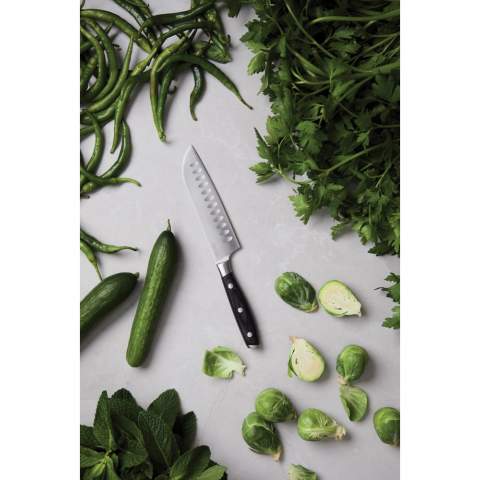 Santoku knife made of X50CrMoV15 German steel with a Pakkawood handle. The easy-grip handle and superb balance in the blade makes the knife comfortable and easy to work with. Size: 14 cm blade.