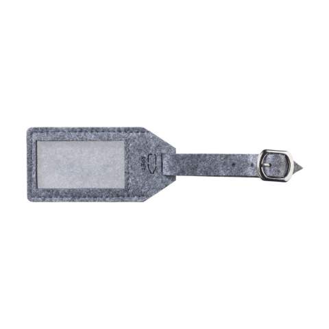 WoW! Gepäckanhänger aus RPET-Filz. Dieser Filz wird aus recycelten PET-Flaschen und recycelten Textilien hergestellt. Der Anhänger lässt sich mühelos an allen Arten von Koffern und Taschen anbringen. Größe Papiereinlage: 7,5 x 3,9 cm. Größe des Fensters: 6,4 x 3,5 cm. GRS-zertifiziert. Recyceltes Material insgesamt: 75%.