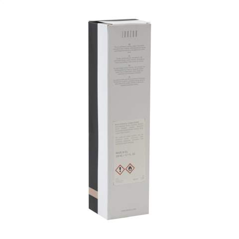 Geurstokjes van het merk Janzen, in de geur Skin 90. Via de speciale houten stokjes krijgt je favoriete parfum de kans zich te verspreiden door het huis. Geschikt voor elke gewenste kamer: van slaapkamer tot toilet, van kantoor tot keuken. Bepaal met het aantal stokjes zelf de geurintensiteit. Opgewekt en vrolijk, dat is Skin 90. De kersenbloesem heeft in Japan een haast heilige status. Met haar lichtroze blaadjes en aangename geur is de boom een waar feest voor de zintuigen. Het subtiele van de kersenbloesem wordt in dit parfum afgewisseld met het frisse van de lelie en het krachtige van de tonkaboon. Dit flacon van glas is gevuld met 200 ml parfumolie en wordt geleverd inclusief  stokjes. Per set in een geschenkdoos. Per set in doos.