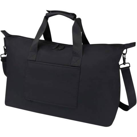 The Turner duffel bag is made of 51% GRS certified recycled plastic and the lining is made of 100% GRS certified RPET. The duffel features a padded 15.6" laptop compartment, an internal strap for securing a water bottle, and a zipped pocket for smaller items. Additionally, a luggage strap on the back allows for easy attachment to rolling luggage, making it a convenient travel companion. The duffel can be carried by the 2 short handles, or by the expandable and detachable shoulder strap that can be adjusted for maximum comfort. Volume capacity: 36 litres.
