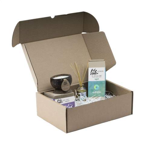 Un luxueux coffret cadeau de parfums de la marque 'We Love The Planet', des produits conçus pour produire une expérience parfumée intense : • Le diffuseur Spiritual Spa (50 ml) est composé de plusieurs huiles 100% essentielles différentes qui, lorsqu'elles sont mélangées ensemble, offrent l'expérience parfumée la plus intense. Cette huile parfumée relaxante et rafraîchissante a un effet neutralisant qui associe l'eucalyptus, la menthe, la lavande, le romarin, l'arbre à thé et le basilic. Avec seulement 2-3 bâtonnets, ces diffuseurs peuvent durer entre 7 et 9 semaines en utilisation normale. Comprend 2 bouquets de petits bâtonnets de kajute. • Bougie à la noix de coco Charming Chestnut  composée à 100% de cire de soja. Ne contient aucun produit chimique, est respectueux de l'environnement et biodégradable. La mèche est en coton non blanchi. Cette bougie ne compte pas moins de 40 à 45 heures de combustion et dégage un parfum exotique crémeux de noix de coco. Chaque coffret est fourni dans une boîte cadeau kraft.