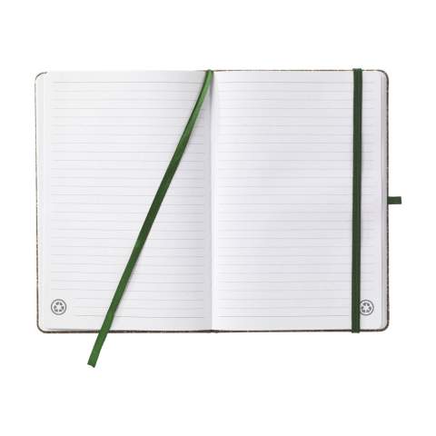 WoW! Carnet de notes au format A5. La couverture en carton certifiée FSC est revêtue d'un mélange de déchets de feuilles de thé, de liège, de polyester et de coton. Le résultat est une couverture robuste aux teintes variées de vert et brun avec une apparence naturelle. Le carnet contient environ 96 feuilles/192 pages de papier blanc, ligné, recyclé et certifié FSC Mix (70 g/m²). Avec boucle à stylo, élastique de fermeture et ruban marque-page. L'utilisation de feuilles de thé usagées comme base pour la production de nouveaux matériaux, comme cette couverture, prolonge le cycle de vie des feuilles de thé. En raison de l'utilisation de matériaux organiques, la couleur de la couverture peut différer légèrement selon le carnet/lot.     Pour votre information : En raison du tissage grossier, l'impression de petits détails dans un logo, des lignes fines et de très petites lettres est limitée. Il est donc possible qu'après avoir reçu votre logo, nous vous conseillions de l'ajuster ou de l'élargir.
