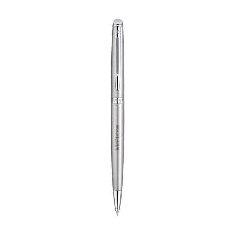 Blau schreibender Kugelschreiber der Marke Waterman. Der Hémisphère kombiniert klare, zeitlose Linien mit einem eleganten Design. Das gebürstete Edelstahlgehäuse in Kombination mit glänzenden Akzenten verleiht dem Stift ein modernes und raffiniertes Aussehen. Ausgestattet mit einem robusten Clip, einem Drehmechanismus und einer zuverlässigen Mine für ein sanftes Schreiberlebnis. Ideal als stilvolles Geschenk oder für den täglichen Gebrauch. Geliefert in einer Waterman-Geschenkbox. Hergestellt in Europa. Verpackt pro Stück.