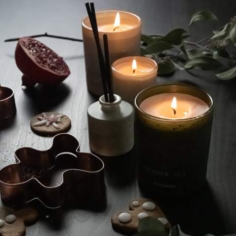 Deze Ginger Joy set, bestaande uit een geurkaars en een diffuser  van het Zweedse merk Victorian, decoratieve geurverspreiders met een  frisse geur om uw hele huis lekker te laten ruiken. De set is verpakt in een luxe geschenkdoos, voorzien van een striklint. De glazen oliehouder heeft een inhoud van 50 ml en kan tot wel 3 weken meegaan en de kaars heeft 15 branduren.