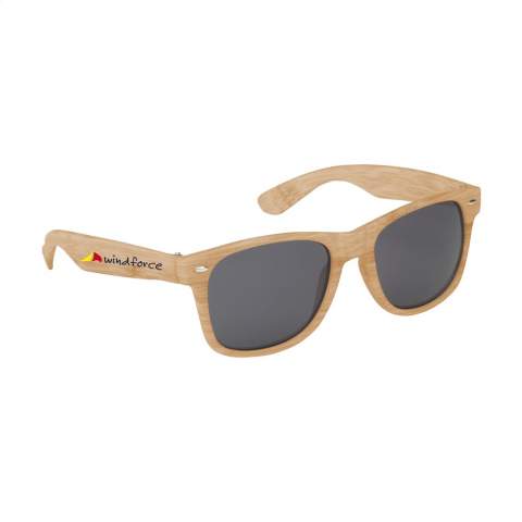 Klassiek model zonnebril in bamboo look. Biedt UV 400 bescherming (volgens Europese normen).