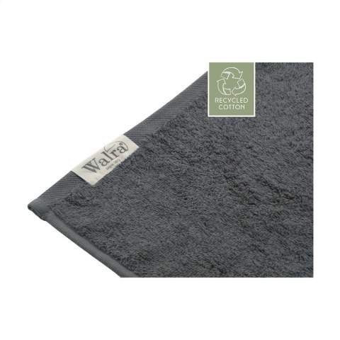 Stylish bath towel from the Walra brand. Made from 70% recycled cotton and 30% cotton (550 g/m²). This bath towel has a fine structure, an elegant border and a handy hanging loop. Wonderfully soft, absorbent and durable. This product is Oeko-tex and GRS certified. The production of these bathroom textiles saves a lot of water and reduces CO2 emissions and energy through the reuse of materials. This is confirmed by the independent REMO quality mark.