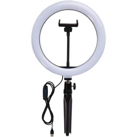 LED-Ringlicht (23 cm) mit Stativständer und Telefonhalterung. Das ideale Gadget für jeden Fotografen/YouTuber/Vlogger/Content-Macher, der regelmäßig Streams oder Sendungen herstellt. Das Ringlicht leuchtet Ihr Gesicht gleichmäßig aus, ohne harte Schatten zu werfen. Die Lampe verfügt über 120 warmweiße LEDs, die in 10 verschiedenen Helligkeitsstufen eingestellt werden können, um das perfekte Licht zu erhalten. Lieferung in einer Avenue Geschenkbox.