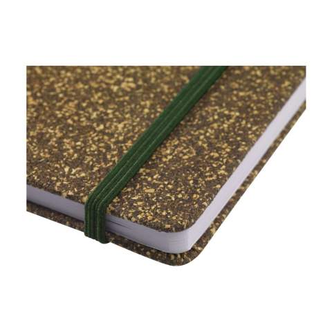 WoW! Carnet de notes au format A5. La couverture en carton certifiée FSC est revêtue d'un mélange de déchets de feuilles de thé, de liège, de polyester et de coton. Le résultat est une couverture robuste aux teintes variées de vert et brun avec une apparence naturelle. Le carnet contient environ 96 feuilles/192 pages de papier blanc, ligné, recyclé et certifié FSC Mix (70 g/m²). Avec boucle à stylo, élastique de fermeture et ruban marque-page. L'utilisation de feuilles de thé usagées comme base pour la production de nouveaux matériaux, comme cette couverture, prolonge le cycle de vie des feuilles de thé. En raison de l'utilisation de matériaux organiques, la couleur de la couverture peut différer légèrement selon le carnet/lot.     Pour votre information : En raison du tissage grossier, l'impression de petits détails dans un logo, des lignes fines et de très petites lettres est limitée. Il est donc possible qu'après avoir reçu votre logo, nous vous conseillions de l'ajuster ou de l'élargir.