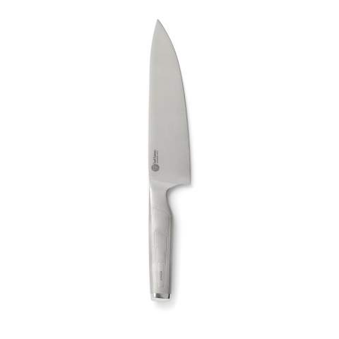 Hochwertiges Kochmesser aus japanischem Stahl (420 J2). Ein besonders scharfes Messer, das seine Schärfe lange beibehält. Das Messer hat eine breite Klinge, die an der Kante leicht gebogen ist. Ein vielseitiges Messer, das sowohl zum Schälen, Hacken und Schneiden von Gemüse als auch zum Zerteilen von Fleisch verwendet werden kann.