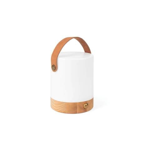 Deze draagbare, moderne lantaarn past zich aan elke gelegenheid aan. Schakel eenvoudig tussen warm licht, wit licht en warm wit licht met de aanraakschakelaar, en pas de helderheid aan met een lange druk. Met een handige PU-strap is hij gemakkelijk mee te nemen naar een picknick, de tuin, of waar je ook maar een extra sfeertje wilt toevoegen. Het strakke ontwerp maakt het een decoratief pronkstuk. Deze lamp biedt tot 8 uur verlichting. Gemaakt van gerecycled ABS en acaciahout. Oplaadbaar via USB-C, kabel inbegrepen. Gecertificeerd door RCS (Recycled Claim Standard), waarbij de RCS-certificering garandeert dat de gehele toeleveringsketen van gerecyclede materialen gecertificeerd is. Het totale gerecyclede gehalte is gebaseerd op het totale productgewicht. Dit product bevat 42% RCS-gecertificeerd gerecycled ABS.<br /><br />Lightsource: LED