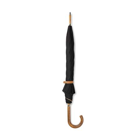 Parapluie classique et discret de 23 pouces. La toile double couche en PET recyclé 190T offre une protection suffisante contre la pluie, tandis que la magnifique doublure intérieure ajoute une touche d'élégance au design. Le parapluie est composé de baleines et d'une armature en fibre de verre, ce qui garantit sa durabilité et sa longévité. Le manche et la poignée du parapluie sont en bois composite, ce qui ajoute une touche de sophistication au design. Le parapluie est également doté de la technologie de traçage AWARE™, validant l'utilisation authentique de matériaux recyclés, soulignant notre engagement en faveur d'un approvisionnement responsable. Emballage kraft certifié FSC® inclus.<br /><br />UmbrellaMechanism: Ouvrir automatiquement, fermer manuellement