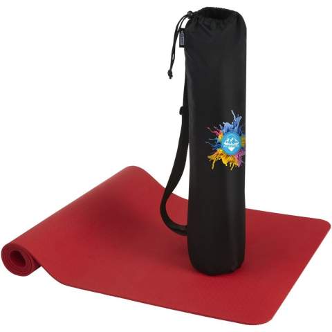 Yogamat gemaakt van gerecyclede TPE kunststof. TPE heeft natuurlijke antislip eigenschappen en biedt een stabiel oppervlak dat helpt om uitglijden tijdens yogahoudingen te voorkomen. Het gebruik van gerecycled TPE bij de productie van yogamatten helpt afval te verminderen en bevordert ecologische duurzaamheid door het gebruik van nieuw plastic tot een minimum te beperken. Afmetingen: 173 x 61 x 0,6 cm. Het zakje is gemaakt van RPET.
