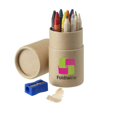 Cylindre en carton avec : • 6 crayons de couleur • 6 craies de cire • taille-crayon.