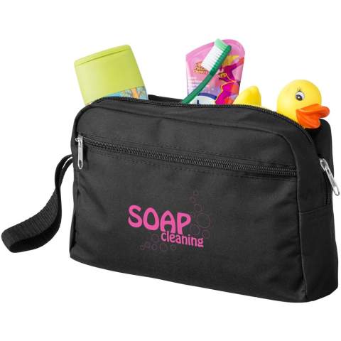 La belle trousse de toilette Transit a un agencement simple et est donc idéale pour les voyages. Les produits volumineux comme le shampoing et le parfum trouvent leur place dans le compartiment principal à fermeture zippée, tandis que la fermeture à glissière avant permet de ranger les petits objets comme un miroir. La trousse de toilette est fabriquée en polyester 300D, elle est légère et facile à entretenir. En outre, la trousse de toilette Transit offre plusieurs options d'impression pour les logos et autres messages d'entreprise.