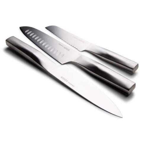 Le set complet de couteaux d'Orrefors Jernverk. Nous avons rassemblé ici tous les couteaux qui sont indispensables dans la cuisine. Vous obtenez un couteau de chef, un couteau de chef japonais et un couteau à tomates de la plus haute qualité. Livrés dans un joli coffret, ils constituent un excellent cadeau. Jon Eliason est à l'origine du design moderne.