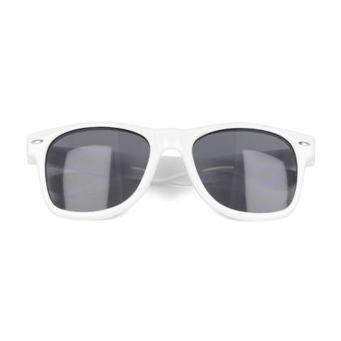 Bepaal je stijl op duurzame wijze met onze Wayfarer zonnebril. Deze zonnebrillen zijn gemaakt van 100% gerecycled PC en combineren eco-bewust design met tijdloze flair. Omarm de essentie van groene mode zonder compromissen. Polycarbonaat (PC) is zeer duurzaam. Het is een harde kunststof met een lange levensduur. Het kan ook worden verwarmd en dan opnieuw worden gevormd en hergebruikt, waardoor het recyclebaar is.