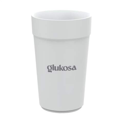 Gobelet réutilisable et empilable avec couvercle de la marque Circulware. Ce gobelet est fabriqué à partir de plastique de haute qualité et peut être réutilisé jusqu'à 500 fois. Le couvercle empilable est en plastique 100 % recyclable et se ferme parfaitement. Cela en fait une tasse idéale à emporter. Une excellente alternative au gobelet jetable. Ce gobelet est léger, facile à nettoyer et empilable, et un excellent gain de place. Sans BPA et approuvé pour les aliments. Passe au lave-vaisselle et au micro-ondes. 100% recyclable. Ce gobelet contribue à une économie circulaire. Conception hollandaise. Fabriqué en Hollande. Capacité 400 ml.