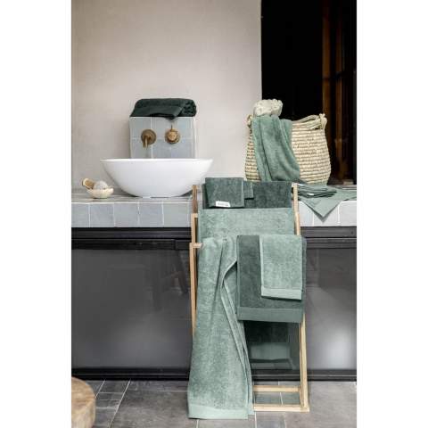 Stylish bath towel from the Walra brand. Made from 70% recycled cotton and 30% cotton (550 g/m²). This bath towel has a fine structure, an elegant border and a handy hanging loop. Wonderfully soft, absorbent and durable. This product is Oeko-tex and GRS certified. The production of these bathroom textiles saves a lot of water and reduces CO2 emissions and energy through the reuse of materials. This is confirmed by the independent REMO quality mark.