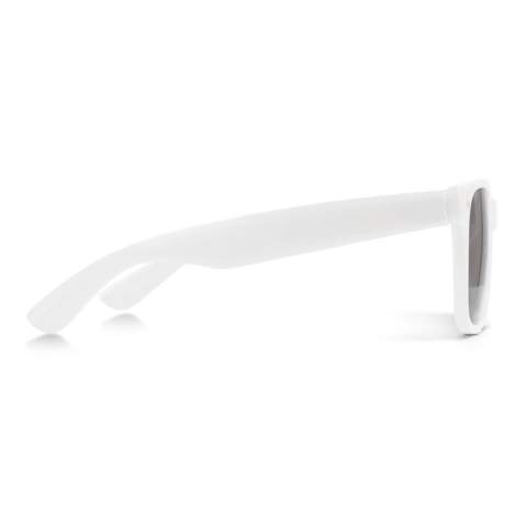 Bepaal je stijl op duurzame wijze met onze Wayfarer zonnebril. Deze zonnebrillen zijn gemaakt van 100% gerecycled PC en combineren eco-bewust design met tijdloze flair. Omarm de essentie van groene mode zonder compromissen. Polycarbonaat (PC) is zeer duurzaam. Het is een harde kunststof met een lange levensduur. Het kan ook worden verwarmd en dan opnieuw worden gevormd en hergebruikt, waardoor het recyclebaar is.