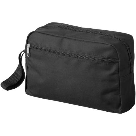 La belle trousse de toilette Transit a un agencement simple et est donc idéale pour les voyages. Les produits volumineux comme le shampoing et le parfum trouvent leur place dans le compartiment principal à fermeture zippée, tandis que la fermeture à glissière avant permet de ranger les petits objets comme un miroir. La trousse de toilette est fabriquée en polyester 300D, elle est légère et facile à entretenir. En outre, la trousse de toilette Transit offre plusieurs options d'impression pour les logos et autres messages d'entreprise.
