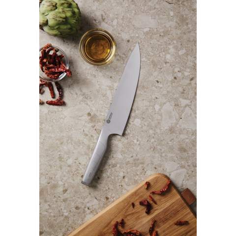Hoogkwalitatief koksmes van Japans staal (420 J2). Een vlijmscherp mes dat lang scherp blijft. Het mes heeft een breed lemmet dat lichtelijk gebogen is langs de rand. Een veelzijdig mes dat gebruikt kan worden voor alles van het schillen, hakken en snijden van groenten tot het trimmen van vlees.
