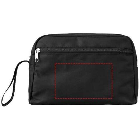 La belle trousse de toilette Transit a un agencement simple et est donc idéale pour les voyages. Les produits volumineux comme le shampoing et le parfum trouvent leur place dans le compartiment principal à fermeture zippée, tandis que la fermeture à glissière avant permet de ranger les petits objets comme un miroir. La trousse de toilette est fabriquée en polyester 300D, elle est légère et facile à entretenir. En outre, la trousse de toilette Transit offre plusieurs options d'impression pour les logos et autres messages d'entreprise.