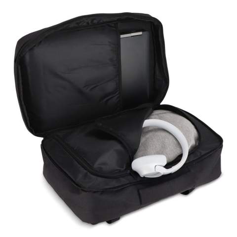 Ce sac à dos a été conçu pour le voyageur moderne. Il s'ouvre à 180 degrés, avec une poche cachée pour les vêtements d'un côté et un compartiment rembourré pour l'ordinateur portable de l'autre. La poche frontale spacieuse permet d'accéder facilement aux accessoires et aux éléments essentiels. Pour plus de confort, le sac est équipé de poignées rembourrées, de bretelles réglables et d'un panneau arrière rembourré. En outre, une sangle arrière permet de glisser le sac à dos en toute sécurité sur la poignée d'un trolley pour les longs trajets. Les détails réfléchissants améliorent la visibilité et la sécurité lors des déplacements nocturnes.