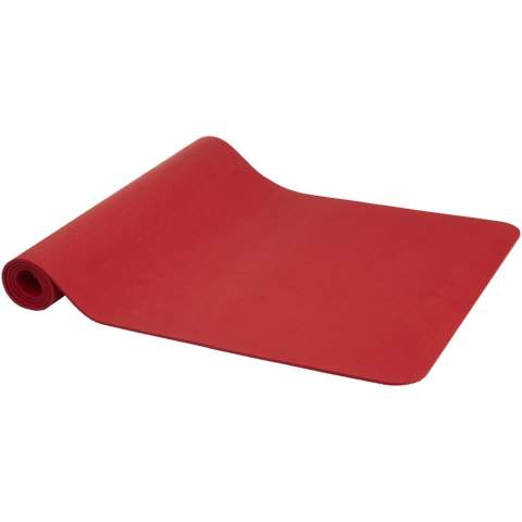 Yogamat gemaakt van gerecyclede TPE kunststof. TPE heeft natuurlijke antislip eigenschappen en biedt een stabiel oppervlak dat helpt om uitglijden tijdens yogahoudingen te voorkomen. Het gebruik van gerecycled TPE bij de productie van yogamatten helpt afval te verminderen en bevordert ecologische duurzaamheid door het gebruik van nieuw plastic tot een minimum te beperken. Afmetingen: 173 x 61 x 0,6 cm. Het zakje is gemaakt van RPET.
