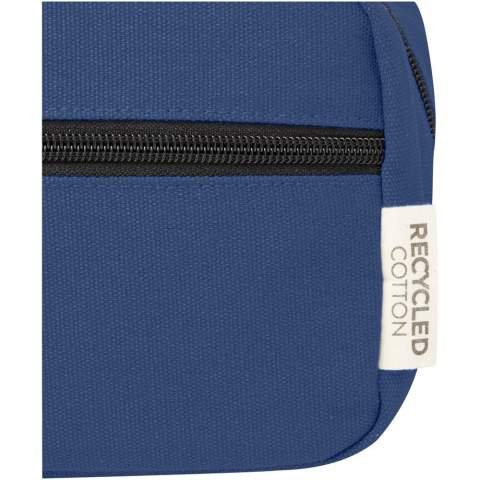 Kosmetiktasche aus GRS-zertifiziertem, recyceltem Canvas und GRS-zertifiziertem RPET-Futter. Ausgestattet mit einer Fronttasche mit Reißverschluss und einem Hauptfach mit Reißverschluss und Organizer sowie einem bequemen Tragegurt. Die dekorative matte Metallplatte wird Ihr Logo gekonnt in Szene setzen. Kapazität: 3,5 Liter.