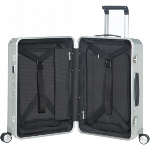 De Lite-Box Alu™ koffers zullen al jouw verwachtingen overstijgen, en dit zowel op vlak van design als op vlak van functionaliteit. Deze premium koffers zijn gemaakt uit duurzaam geanodiseerd aluminium en extra verstevigd aan de hoeken. Jouw spullen zitten gegarandeerd veilig dankzij de geïntegreerde TSA combinatiesloten. De Lite-Box Alu™ straalt puur vakmanschap uit en dat weerspiegelt zich ook in de superieure features. Zo zorgen de stille dubbele wielen en de lange dubbele trekstang voor een optimaal rijcomfort. Met de personalisatie tag geef je jouw koffer direct een persoonlijke touch.<br /><br />De binnenkant van jouw Lite-Box Alu™ koffer kan je naar behoefte organiseren. Beide compartimenten zijn voorzien van inpakriemen en een verwijderbaar tussenschot, zodat je jouw spullen zorgvuldig kan inpakken. Jouw kleinere travel essentials, kan je kwijt in de vele ritsvakken, allen voorzien van een zachte kwalitatieve voering. Aluminium materiaal kan onderhevig zijn aan krassen en deuken, wat je bagage karakter zal geven tijdens jouw reizen. Reisherinneringen vervagen nooit. Op deze collectie geeft Samsonite maar liefst 10 jaar wereldwijde (beperkte) garantie.<br /><br />Personalisatie is mogelijk door middel van een gravering of een gepersonaliseerde tag.