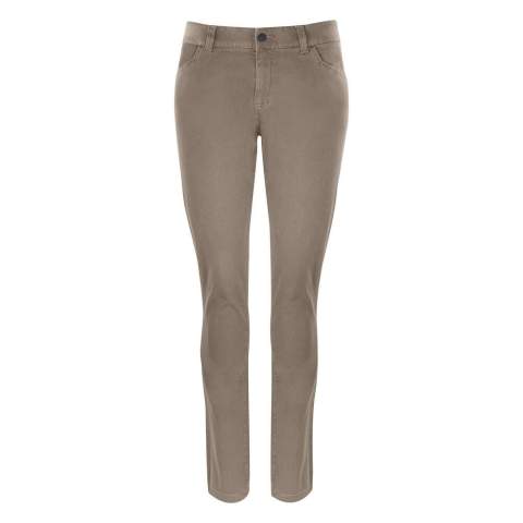 Moderne, aansluitende broek in een aangenaam, zacht materiaal voor optimaal comfort en meer bewegingsvrijheid. De combinatie van katoen en elastaan garandeert dat de broek na elke wasbeurt telkens opnieuw zijn originele pasvorm terug aanneemt. De stof is nabehandeld met een enzyme wash, waardoor het materiaal voorgekrompen is en zacht aanvoelt. Bij het damesmodel zorgen opgestikte achterzakken en aangepaste zijzakken dan weer voor een extra vrouwelijke touch. YKK ritssluiting.