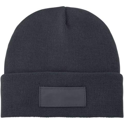 De Boreas beanie met patch houdt je niet alleen warm, maar biedt ook een canvas voor persoonlijke branding. De muts is gemaakt van 1x1 ribbreisel van acryl en is warm en duurzaam. De contrasterende patch van polyester biedt een geweldige mogelijkheid voor het presenteren van je logo of andere branding. Omarm comfort, individualiteit en functionaliteit met de Boreas beanie.