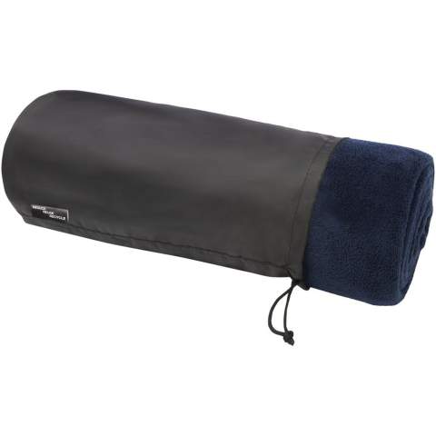 Ultrazachte GRS gecertificeerde RPET koraal fleece deken. Geleverd met een 190T RPET-draagtas met trekkoordsluiting. Verpakt in een gerecyclede polybag. Afmetingen zak: lengte 37 cm, diameter 16 cm.