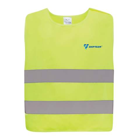 Gilet haute visibilité de signalisation taille S, conçu pour les enfants âgés de 7 à 12 ans, d'une taille comprise entre 90 et 155 cm. Ce gilet comporte un espace de marquage sur les faces avant et arrière. Il est équipé de fermetures auto-agrippantes sur les épaules et à la base pour plus de sécurité et un enfilage facile. Les bandes élastiques sur le côté opposé offrent une certaine souplesse, ce qui permet de le porter confortablement par-dessus des manteaux épais. Ce gilet a fait l'objet de tests rigoureux et est conforme à la norme EN 17353:2020 Type AB3. En outre, il adhère aux directives EPI spécifiées dans le règlement (UE) 2016/425 pour les équipements de protection individuelle de catégorie II. Fabriqué avec du PET recyclé certifié GRS. Contenu recyclé total : 58 % sur la base du poids total de l'article. La certification GRS garantit une chaîne d'approvisionnement entièrement certifiée pour les matériaux recyclés.