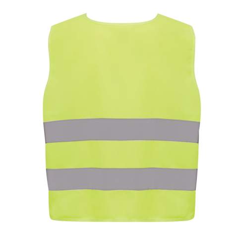 Gilet haute visibilité de signalisation taille S, conçu pour les enfants âgés de 7 à 12 ans, d'une taille comprise entre 90 et 155 cm. Ce gilet comporte un espace de marquage sur les faces avant et arrière. Il est équipé de fermetures auto-agrippantes sur les épaules et à la base pour plus de sécurité et un enfilage facile. Les bandes élastiques sur le côté opposé offrent une certaine souplesse, ce qui permet de le porter confortablement par-dessus des manteaux épais. Ce gilet a fait l'objet de tests rigoureux et est conforme à la norme EN 17353:2020 Type AB3. En outre, il adhère aux directives EPI spécifiées dans le règlement (UE) 2016/425 pour les équipements de protection individuelle de catégorie II. Fabriqué avec du PET recyclé certifié GRS. Contenu recyclé total : 58 % sur la base du poids total de l'article. La certification GRS garantit une chaîne d'approvisionnement entièrement certifiée pour les matériaux recyclés.
