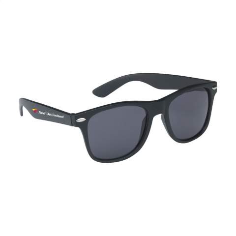 Stoere zonnebril met luxe, matzwart frame en glazen met UV 400 bescherming (volgens Europese normen).