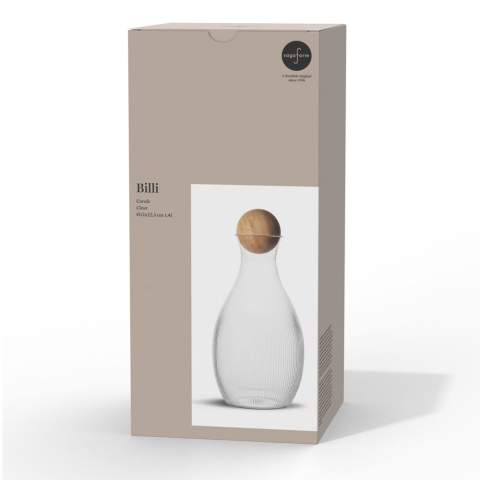 Billi karaf heeft een uniek ontwerp waarbij de karakteristieke streep verraadt dat hij van Sagaform is. De vorm van de Billi karaf is geïnspireerd op een Sagaform klassieker uit de Nature serie. Hij is praktisch en doordacht, zodat je hem bij veel gelegenheden kunt gebruiken. De karaf heeft een eiken kurk als afsluiting, ook een typisch Sagaform detail. Gemaakt van gerecycled PET (rPET). Ontworpen in Zweden door Studio Sagaform. De Billi-serie is geschikt voor temperaturen tot 50°C. Enkel handwas. Afmeting ø12x22,5 cm, 1,4 liter