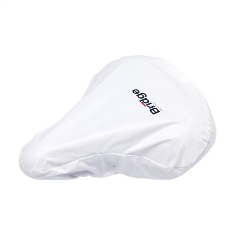 WoW! Housse de selle en PVC recyclé (60% PVC recyclé et 40% PVC vierge). Chaque housse de selle a une feuille de carton à l'intérieur pour l'empêcher de se froisser. La bande élastique en bas n'est pas visible avec ce modèle, elle est bien finie. La housse protège la selle de la saleté et de l'humidité (elle n'est pas étanche à 100%).