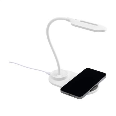 Lampe de bureau élégante avec chargeur sans fil en ABS recyclé. La lampe est équipée d'un bras flexible et la lumière LED peut être réglée sur trois niveaux de luminosité différents. Pour charger votre téléphone, placez-le tout simplement sur la base de la lampe. Le chargeur 10 W est compatible avec tous les dispositifs mobiles prenant en charge le chargement sans fil QI (dernière génération Android et iPhone 8 ou supérieur). Entrée : Entrée de type C 9V/1,5A. Sortie sans fil : 10 W. Comprend un câble avec USB-C connexion et un mode d'emploi. Chaque article est fourni dans une boite individuelle en papier kraft marron.