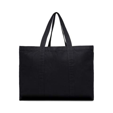 Transportez vos objets quotidiens avec style grâce à notre spacieux Hilo Aware Maxi Tote, fabriqué en toile de 400 g/m² pour plus de durabilité et de style. L'intérieur est doté d'une poche zippée pour garder vos objets de valeur en sécurité. La toile recyclée utilisée dans le sac est non teintée et dans sa forme brute, sans produits chimiques de teinture ou de blanchiment, ce qui en fait un choix à faible impact. En raison de la nature des fils recyclés, des impuretés et des variations de couleur peuvent apparaître. La composition du sac est constituée à 100 % de matériaux recyclés, soulignant notre engagement en faveur d'un approvisionnement responsable. Le fourre-tout est également doté de la technologie de traçage AWARE™, validant l'utilisation authentique de matériaux recyclés.