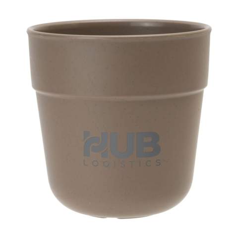 Wiederverwendbarer Kaffeebecher der Marke BE O Lifestyle. Ein stapelbarer Becher im praktischen Format. Hergestellt aus pflanzlichen Fetten und Ölen, die aus Abfällen von Gastronomiebetrieben in den Niederlanden gewonnen werden. 100% recycelbar. Geruchs- und geschmacksneutral. Spülmaschinengeeignet. Um den Aufdruck zu erhalten, wird Waschen von Hand empfohlen. Der elegante Becher ist der ideale Ersatz des Einwegbechers an der Kaffeemaschine. EU-zertifiziert. Fassungsvermögen: 220 ml. Niederländisches Design. Made in Europe.